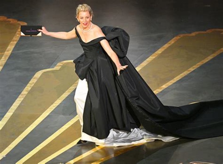 Elizabeth Banks Trips Onstage At The Oscars 2023: Video – Hollywood Life