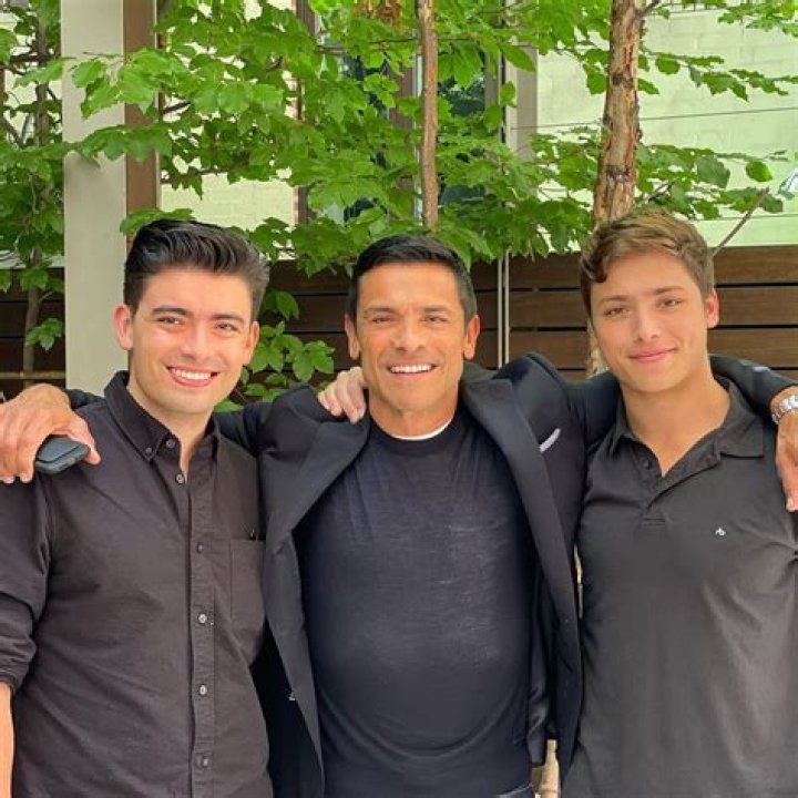 Kelly Ripa’s Cute Sons Michael, 21, & Joaquin, 15, Look Just Like Dad, 47, In Wild 3-Generation Pic