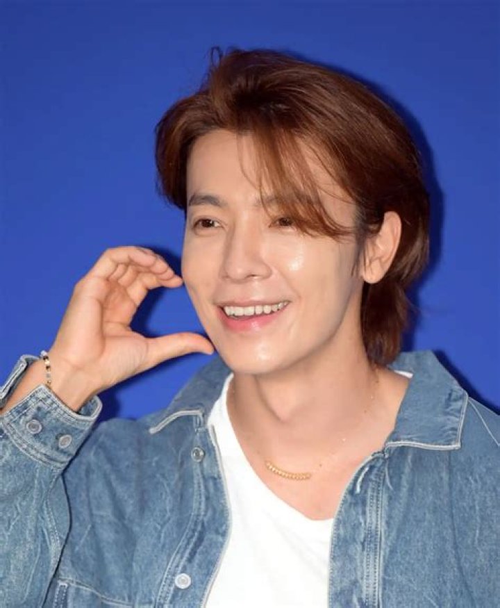 Lee Donghae - Bio, Age, net worth, siblings, weight, height, Wiki, Facts and Family