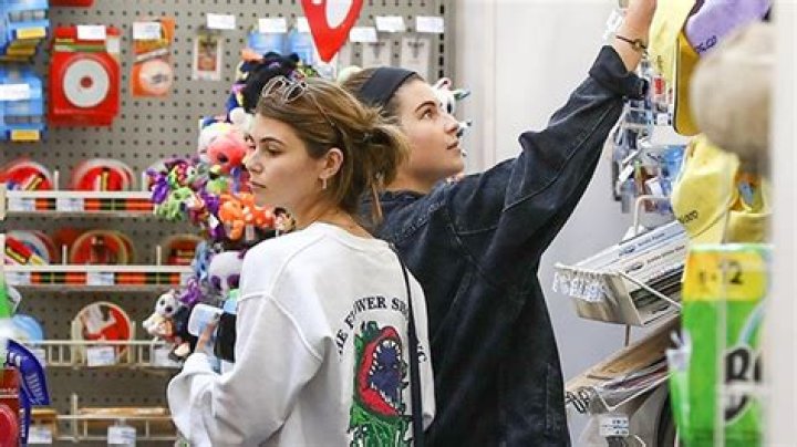 Olivia Jade & Isabella Rose Giannulli At CVS – Pic Of Rare Outing – Hollywood Life