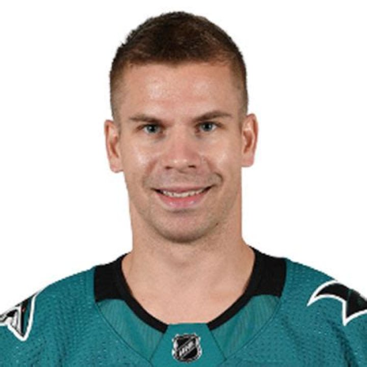 San Jose Sharks Right wing Joonas Donskoi Bio, NHL, Salary, net worth, Career highlights, Personal life, Girlfriend, Facts