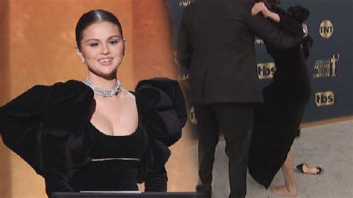Selena Gomez Walks Onstage Barefoot & Jokes About Getting Botox At SAG Awards