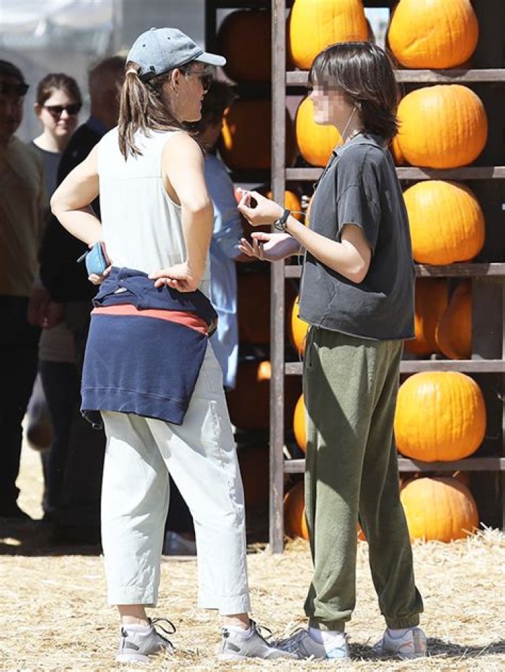 Seraphina Affleck, 13, Is Taller Than Mom Jennifer Garner On Pumpkin Patch Outing: Photos