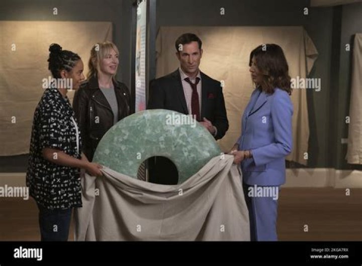 Who is Gina Bellman Dating Now